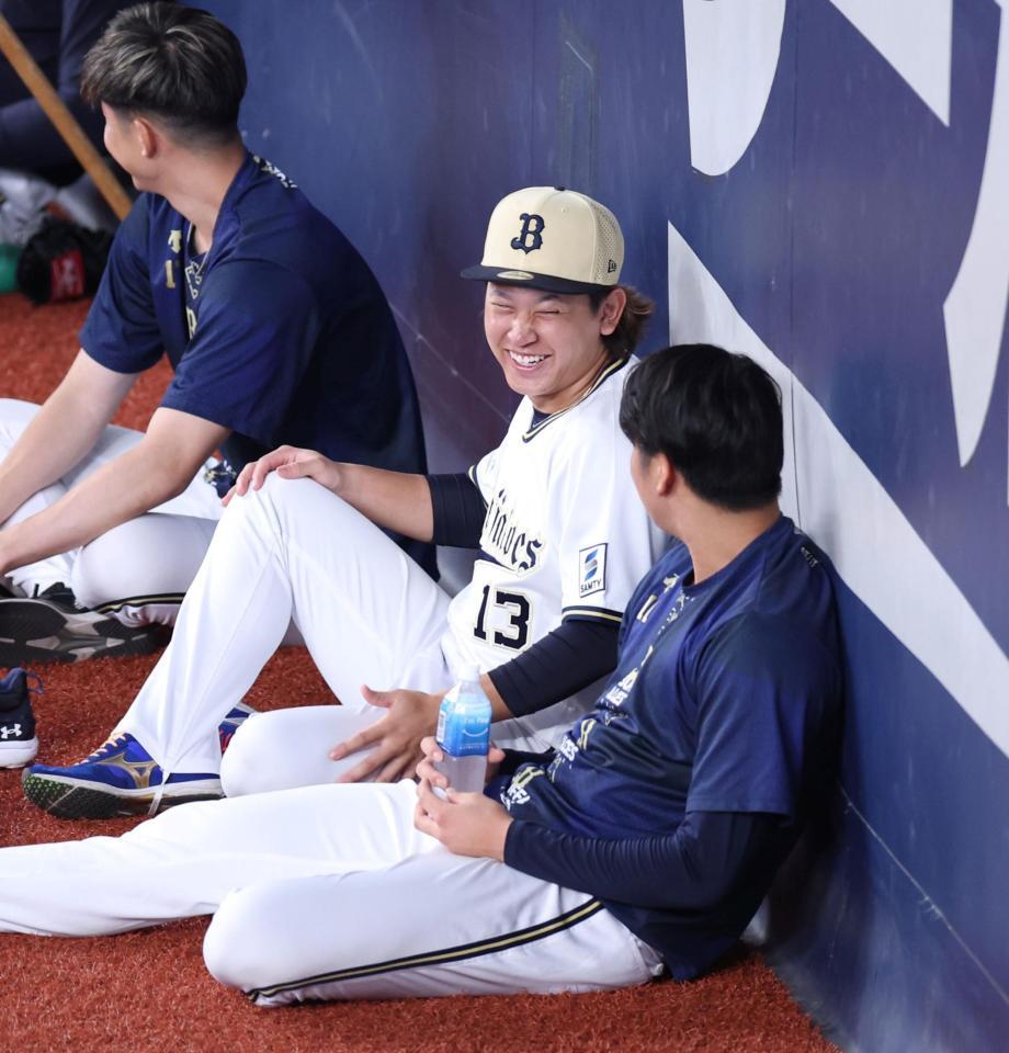 　山下（手前）と談笑する宮城（撮影・中田匡峻）