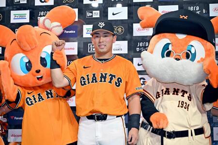 　巨人に勝利し、笑顔でポーズをとる浅野