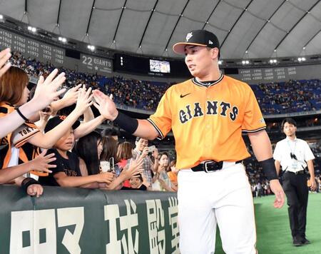 　ファン一人一人とタッチを交わす浅野（撮影・佐藤厚）