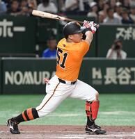 　６回、浅野は中前適時打を放つ（撮影・佐藤厚）