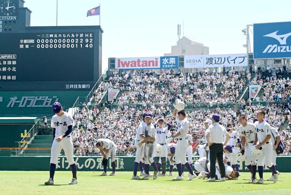 　あいさつを終え引き揚げる関東第一ナイン（撮影・石井剣太郎）