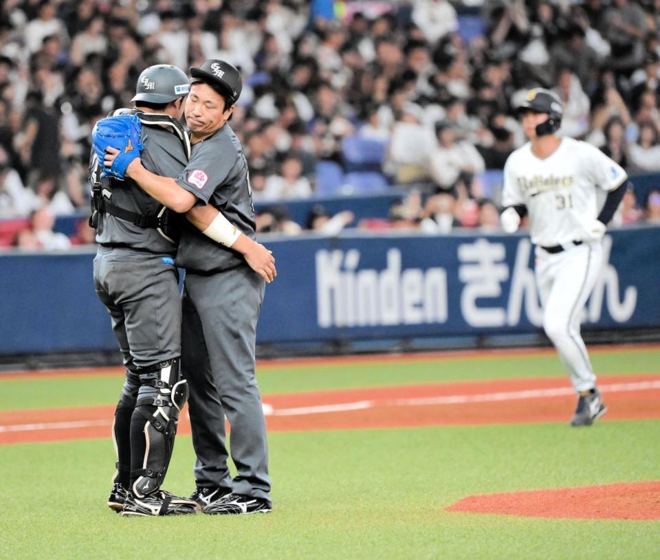 　９回、森をショートフライに打ち取り、佐藤と抱きつく益田（撮影・金居みつよし）