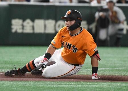 　８回、浅野は左線に二塁打を放ち、送球の間に三進する（撮影・佐藤厚）