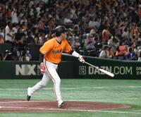 　７回、坂本は左越えに５号勝ち越し２ランを放つ（撮影・佐藤厚）