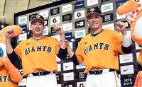 　お立ち台で笑顔を見せる坂本（右）と菅野（撮影・佐藤厚