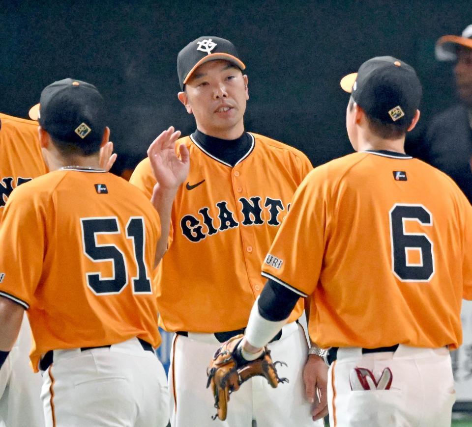 　中日に勝利し、坂本（右）らナインとタッチを交わす阿部監督