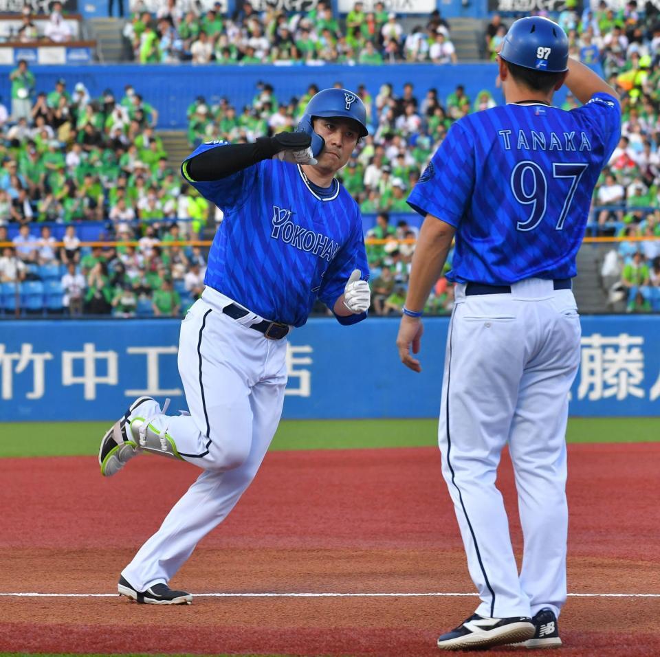 　１回、右越え２点本塁打を放ち田中コーチ（右）とハイタッチを交わす佐野（撮影・持木克友）