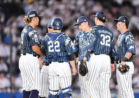 　３回、佐藤に先制の右前適時打を打たれた先発・高橋（左）の元に集まる西武ナイン（撮影・開出牧）