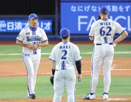 　７回、ウィック（右）に降板を告げる三浦監督（撮影・西岡正）