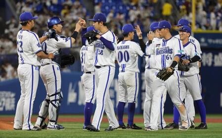 　阪神に勝利しタッチを交わすＤｅＮＡナイン