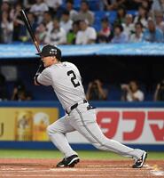 　１回、吉川は中前適時打を放つ（撮影・佐藤厚）