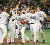 　オリックスに勝利し、タッチを交わすソフトバンクナイン