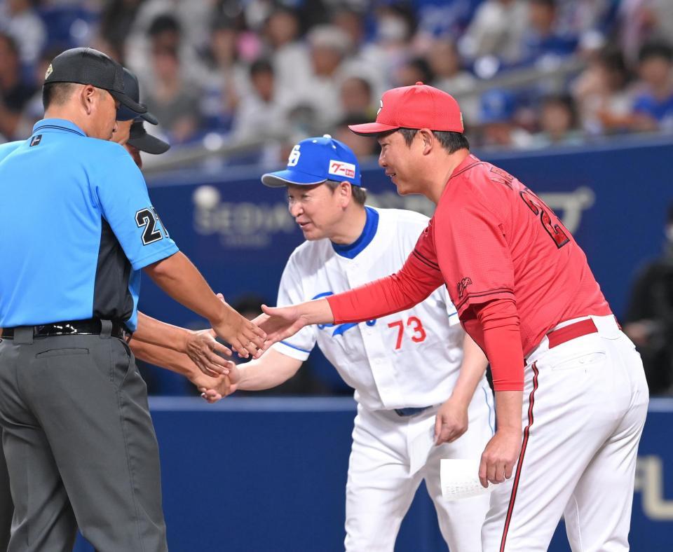 　メンバー表を交換し、審判団と握手をする新井監督と立浪監督（撮影・市尻達拡）