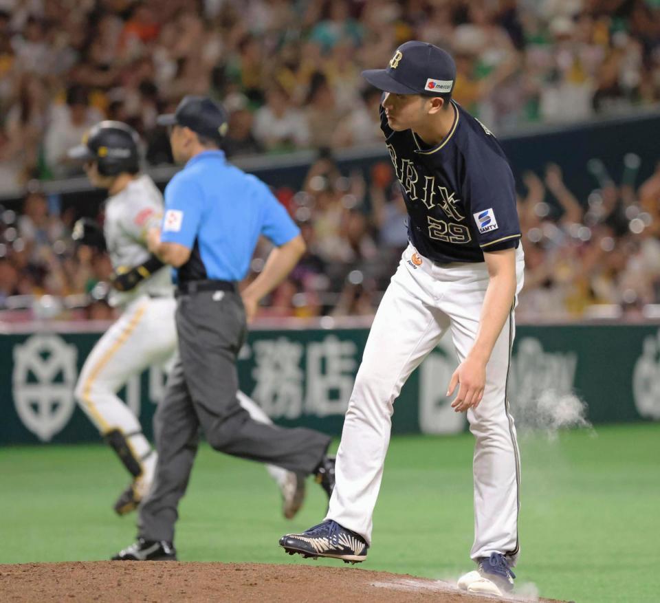 　２回、正木（奥）に本塁打を浴びた田嶋