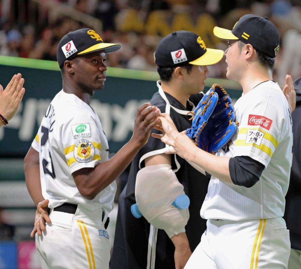 　オリックスに勝利し、松本裕からウイニングボールを受け取るモイネロ（左）