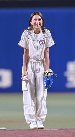 【写真】川口春奈が始球式　登場にどよめき、両軍選手も釘付け　ドアラがエスコート　ノーバンならず「あー！」