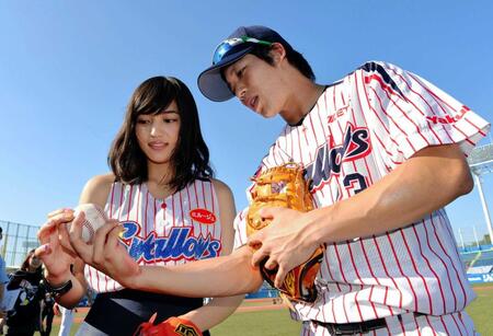 　ヤクルト・山田からボールの握りを習う川口春奈（左）＝２０１４年８月