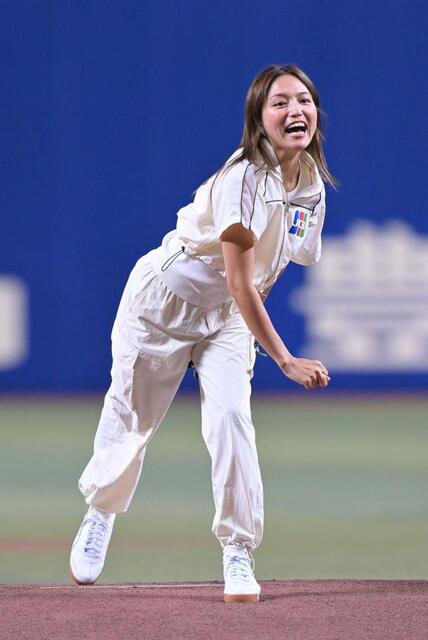 えぐ可愛かった」川口春奈の始球式に目撃談相次ぐ 解説者「何で教えて