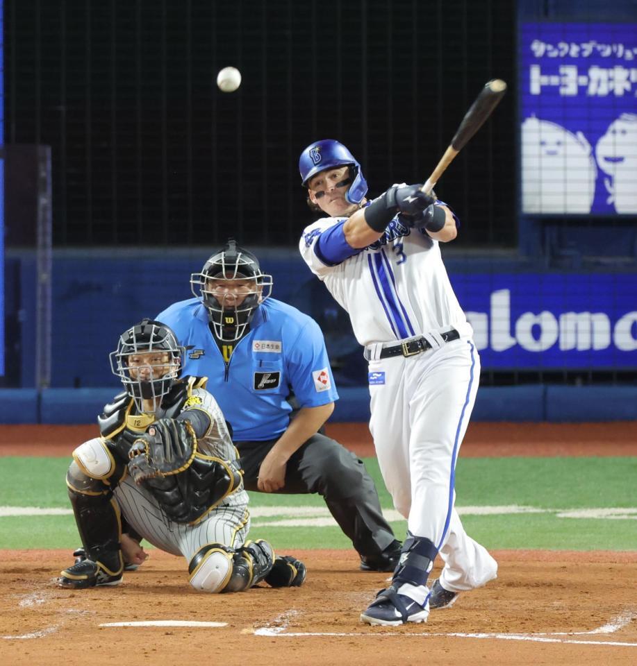 　３回、中越えに勝ち越し二塁打を放つオースティン（撮影・西岡正）