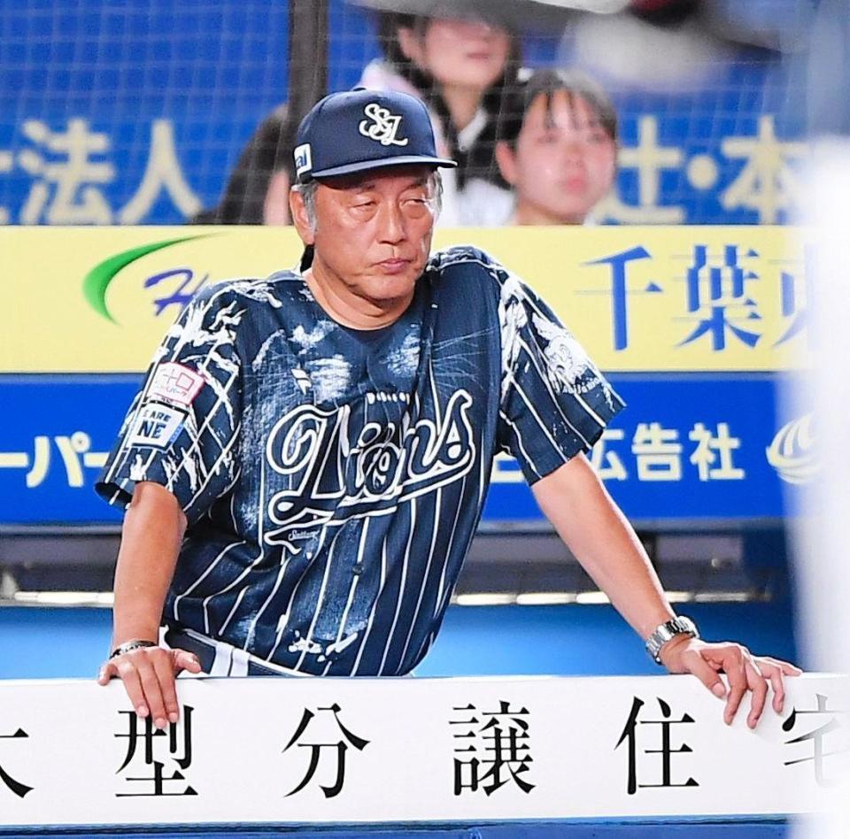 　７回、長谷川に死球を当てた坂本に鋭い視線を向ける渡辺監督代行（撮影・開出牧）