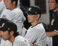 　１回、試合を見つめる吉井監督