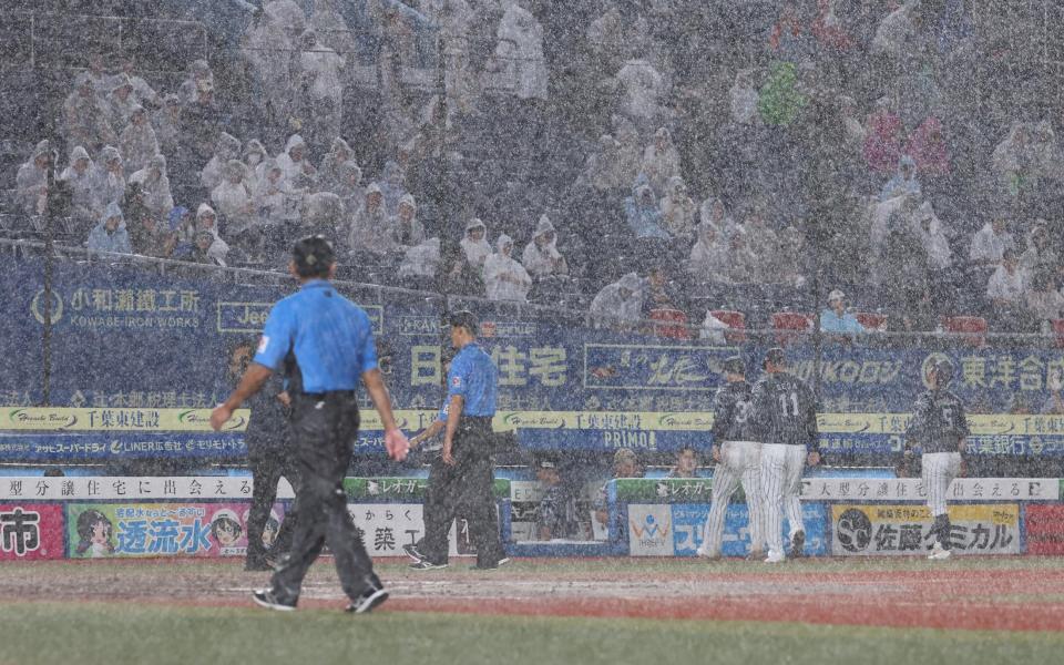 　９回、大雨で中断するＺＯＺＯマリンスタジアム