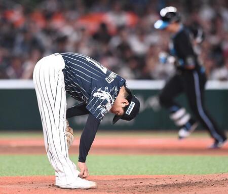 　３回、清宮に一発を浴びガックリする松本（撮影・園田高夫）