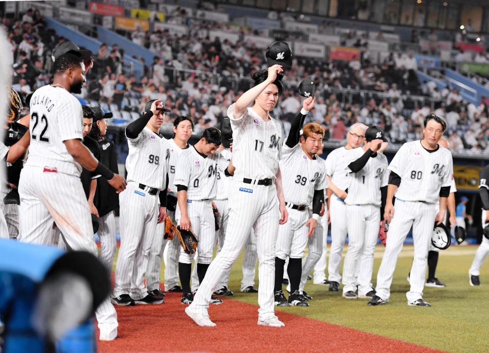 　今季７勝目を挙げライトスタンドの祝福に応える佐々木（中央）＝撮影・開出牧