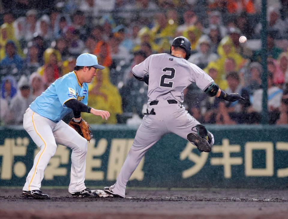 　７回、吉川がセーフティーバントで出塁。佐藤輝の送球は悪送球となる