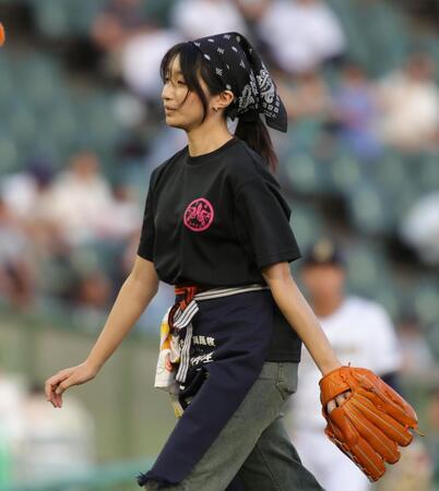 【写真】誰？エプロンつけて始球式　中華屋看板娘は元プロ野球選手の娘だった