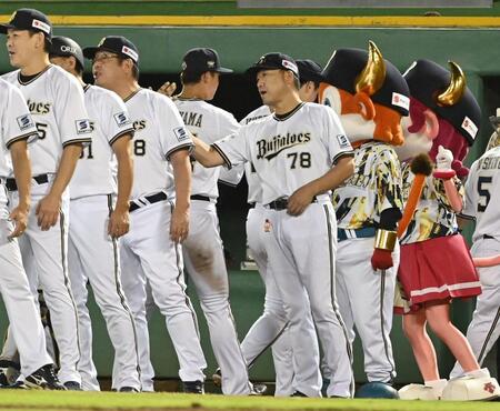 　西武に勝ち、ナインを迎える中嶋監督（右）