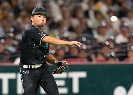 　６回、山川を投ゴロに仕留める伊藤