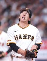 　１０回に勝ち越しを許し、厳しい表情でベンチに戻る大勢（撮影・中田匡峻）