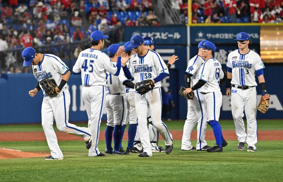 　広島に勝利しタッチを交わすＤｅＮＡナイン