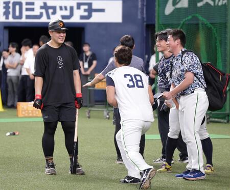 　３日の試合で死球を受けた岡本和（左）は大西（右）らと談笑する（撮影・中田匡峻）