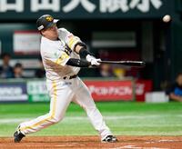 　３回、山川が左越えに本塁打を放つ