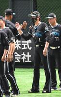 　ソフトバンクに勝利し、ナインとタッチを交わす新庄監督（右から２人目）