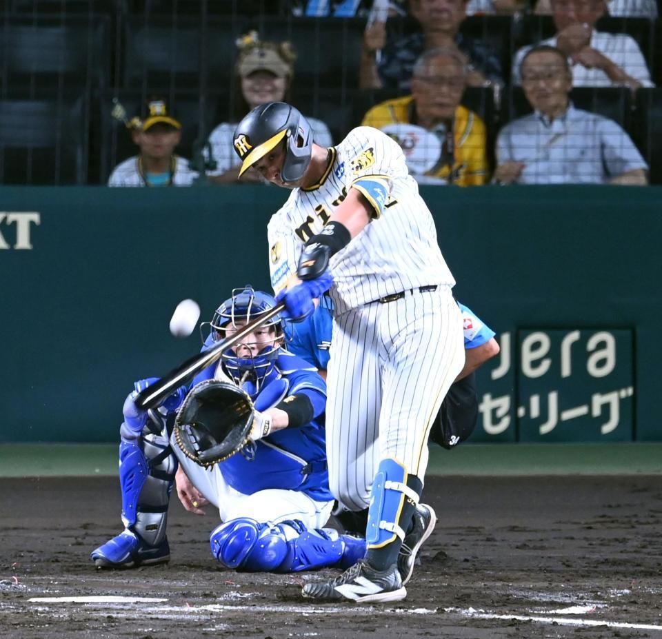 　１回、２号２ランを放つ井上（撮影・飯室逸平）