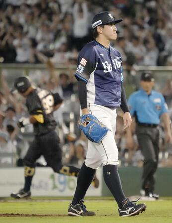 　２回、オリックス・杉本（奥）に先制ソロを浴びた西武・隅田