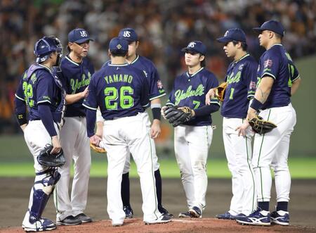 　５回、ピンチで岡本和を迎え、マウンドに集まるヤクルトナイン（撮影・中田匡峻）