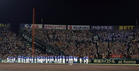 　甲子園での最終戦を終え、ファンにあいさつする中日ナイン（撮影・山口登）