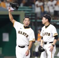 　ヤクルトに勝利し、スタンドに手を振る阿部監督（左）＝撮影・中田匡峻