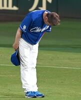 　甲子園の中日ファンに頭を下げる立浪監督（撮影・飯室逸平）