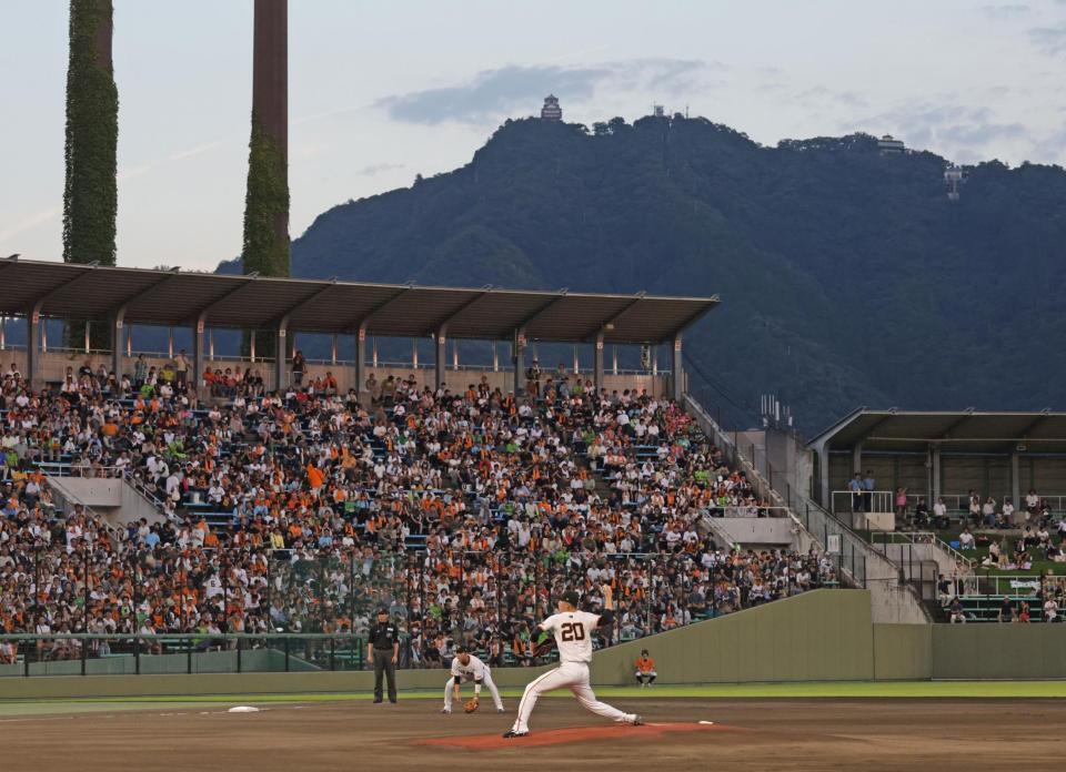 　岐阜城（後方上）を横目に力投する先発の戸郷（撮影・中田匡峻）