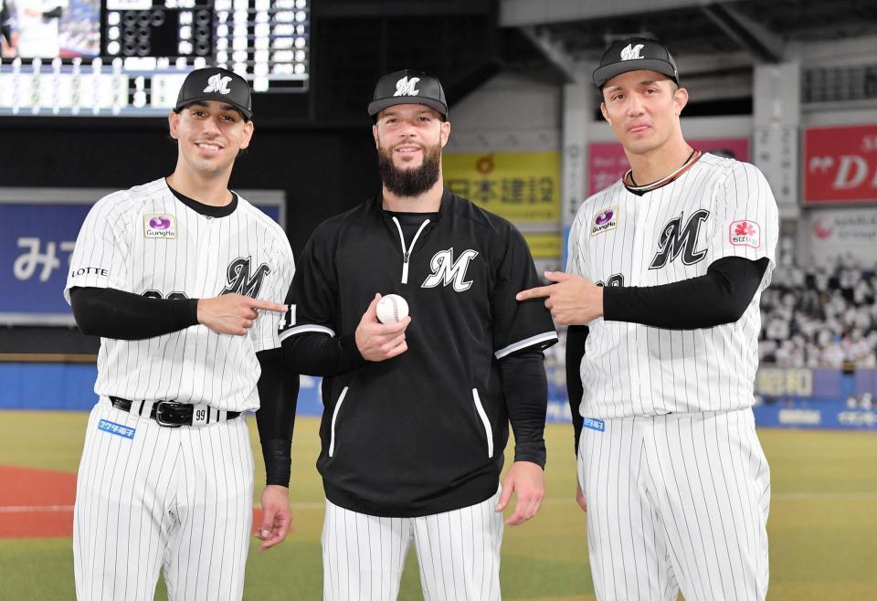 　来日初勝利を挙げウイニングボールを手に笑顔のカイケル（中央）。左は勝ち越し２ランを放ったソト、右は球団新記録となる２２試合連続無失点を達成した国吉（撮影・開出牧）