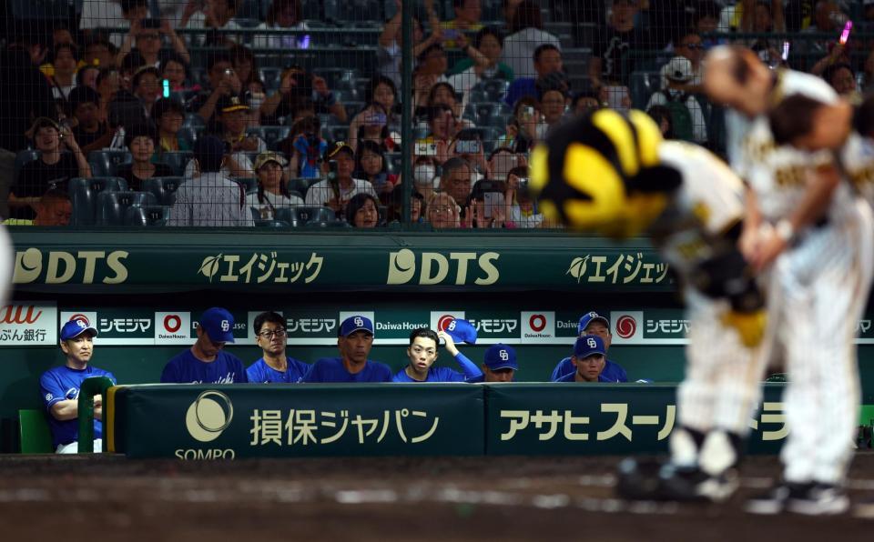 　甲子園での最終戦を終え、ベンチで渋い表情を見せる立浪監督（左端）＝撮影・山口登