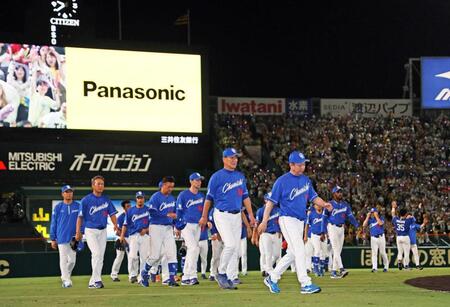 　甲子園での最終戦を終えファンにあいさつをし、球場を後にする立浪監督（右手前）ら中日ナイン