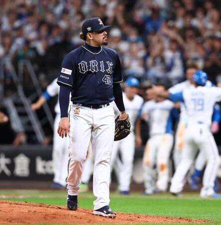 日本ハム・清宮の申告敬遠巡り珍事　一塁へ向かうもオリックス・中嶋監督が怒り　申告前に進塁？一度戻り改めて審判コールで一塁へ　会場どよめく