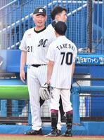 　始球式を務める横山武史騎手（手前）と談笑する吉井監督（撮影・開出牧）