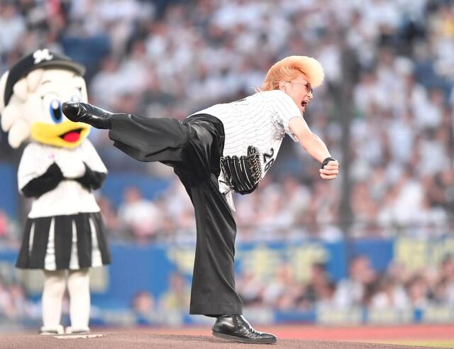 氣志團・綾小路翔、リーゼント揺らし始球式もまさかのナックル大